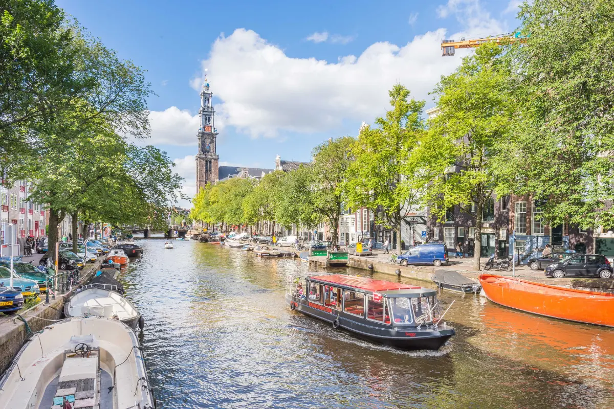 Navigating Amsterdam’s Canals: A Boat Tour Guide